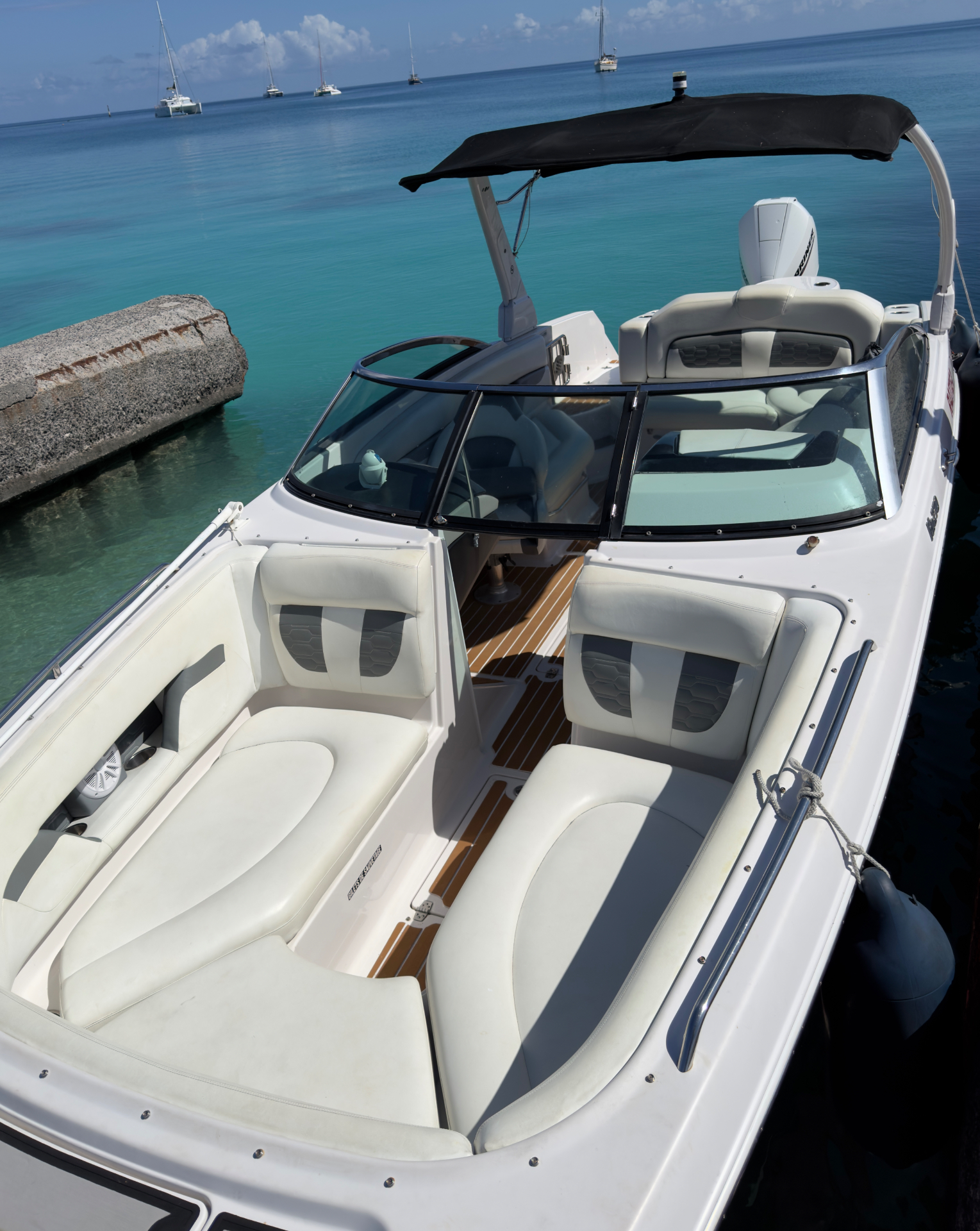 Cockpit et bains de soleil en cuir blanc du bateau amarré au quai de Fakarava