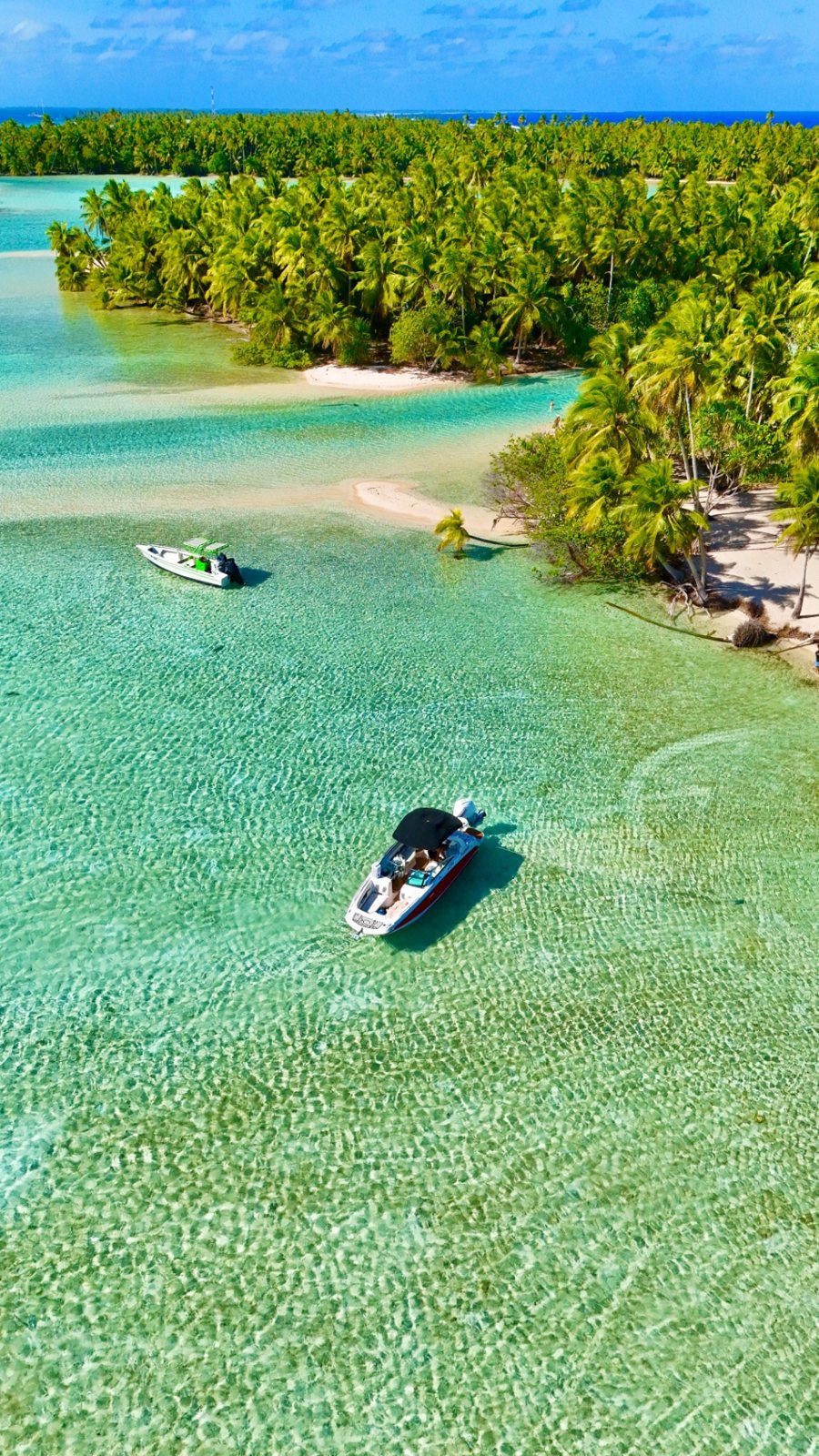 Vue aérienne du bateau ancré dans le lagon turquoise de Fakarava
