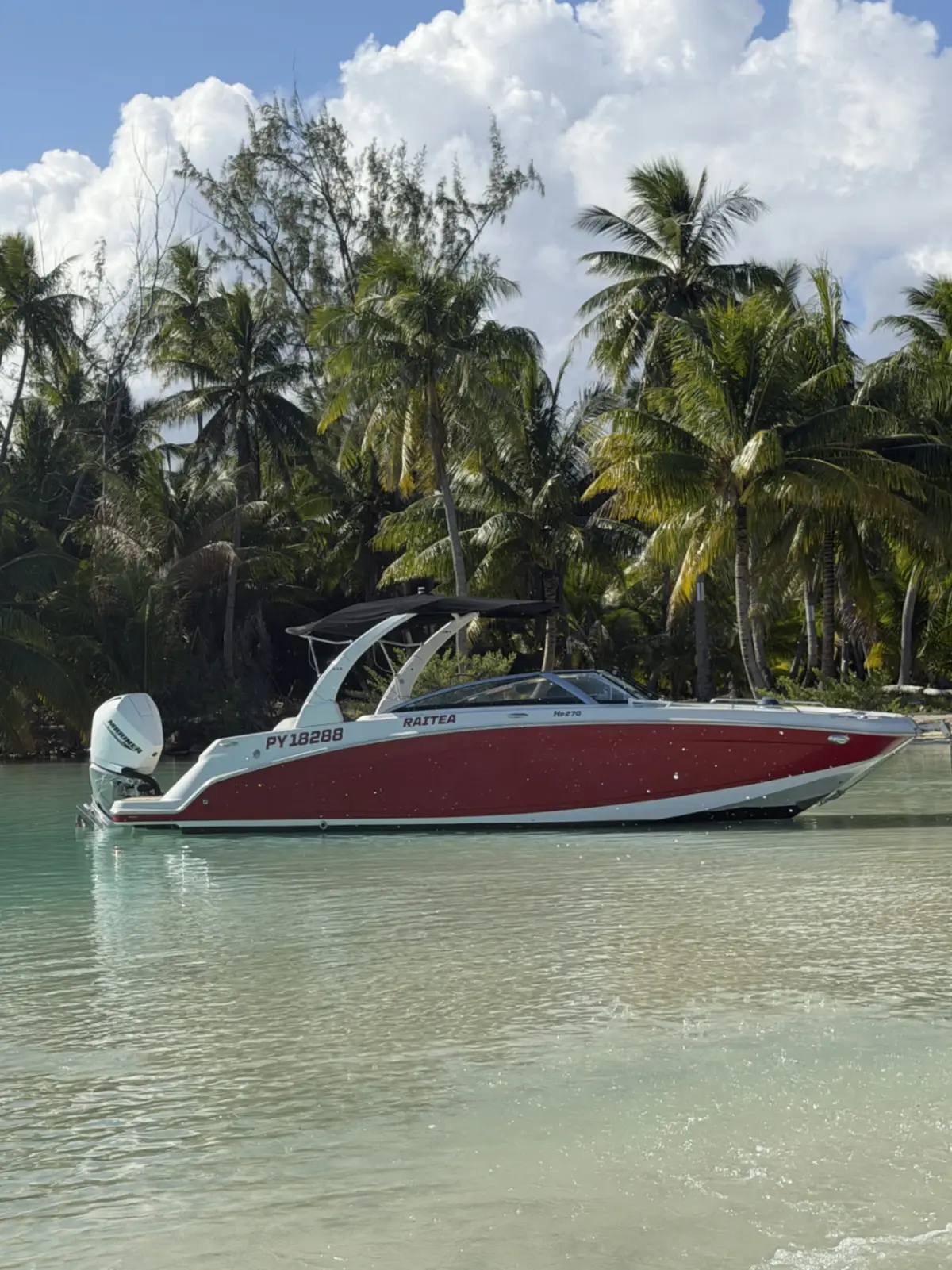 Le bateau Four Winns de Fakarava Private Boat au bord d'un motu