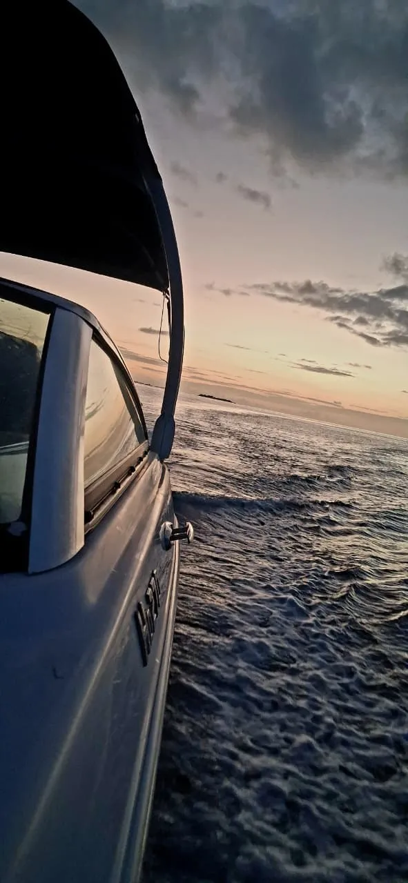 Le bateau en route sur le lagon de Fakarava au coucher du soleil